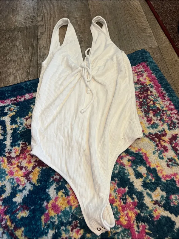 Abercrombie Women’s White Ribbed Tie-Front Bodysuit - Image 6