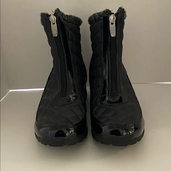 Meghan LA Khombu Black Quilted winter boots size 8m - Image 2