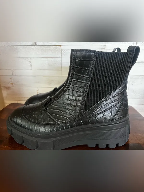 Sorel Women's Caribou X Platform Chelsea Boots in size 9. - Image 2