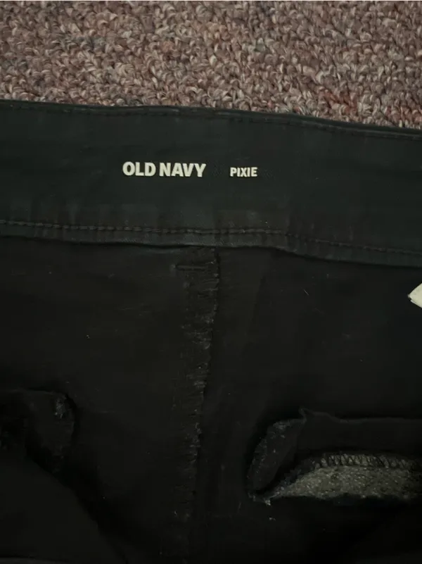 Old Navy Women's Black Pixie Pants - Image 2