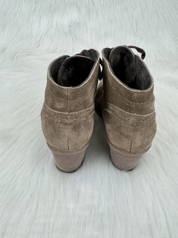 NWOT Clarks Artisan Carleta Lyon Suede Ankle Bootie Boots 7.5W Taupe Block Heel - Image 5
