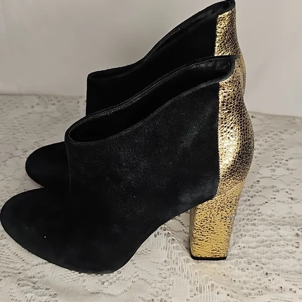 Sigerson Morrison Black Gold Suede Block Heel Slip On Ankle Bootie Boots Sz 9.5 - Image 4
