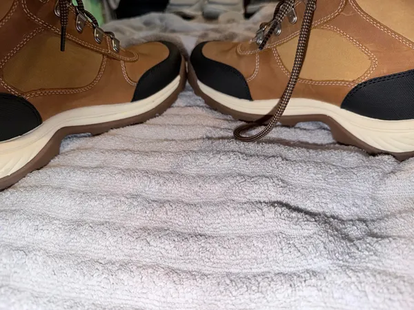 Timberland Womens 9 Tan Faux Fur Winter Boots Like New - Image 9