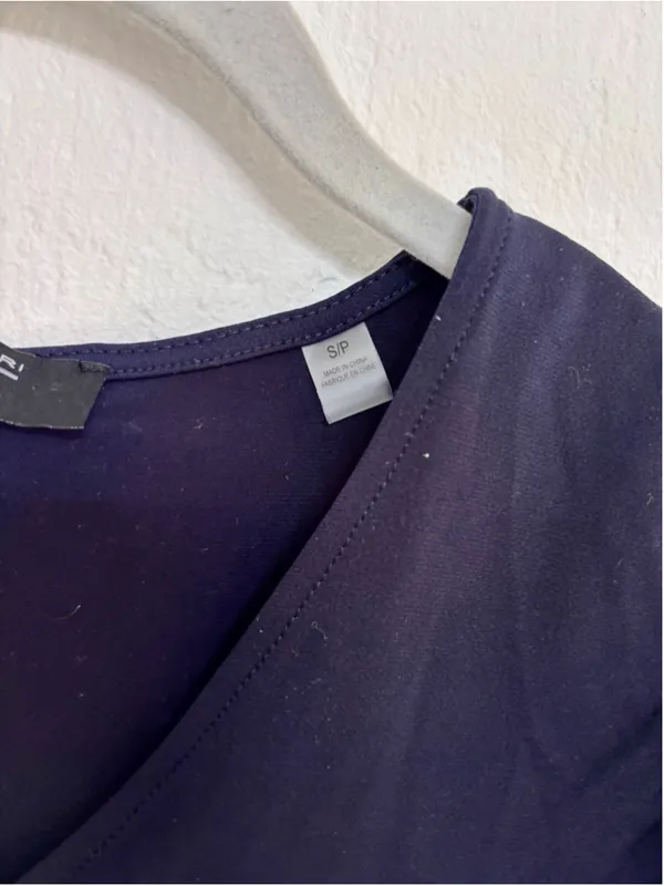 Women's Tahari Navy Ruffle Sleeve V-Neck Tee Size S - Image 4