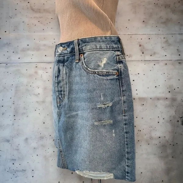 Old Navy Denim Mini Skirt Light Wash‎ Distressed Raw Hem Button Fly Size 6 - Image 3
