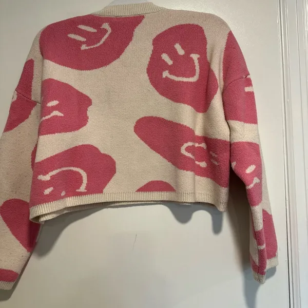 Moon & Madison Sz:M Cropped Pink Smiley Face Crew Neck Oversized Sweater. - Image 2
