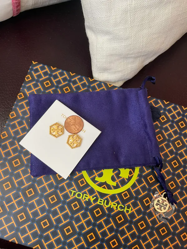 Tory Burch MILGRAIN LOGO HEX Gold tone PLATED STUD EARRINGS NWT in dust bag - Image 6