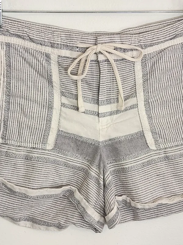 Lou and Grey Linen Blend Off-White and Light Blue Striped Shorts Size Medium - Image 2
