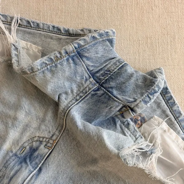 American Eagle Mom Short‎ Light Wash Distressed Rainbow Sunshine Denim Size 2 - Image 10