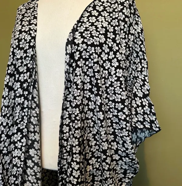 Brandy Melville Floral Kimono - Image 2