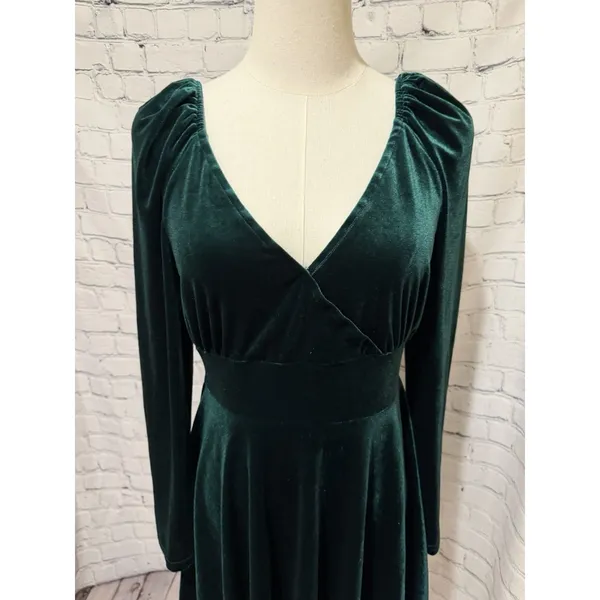 NWT Cupshe dark green velvet long-sleeve wrap-style flare dress V-neckline M - Image 2