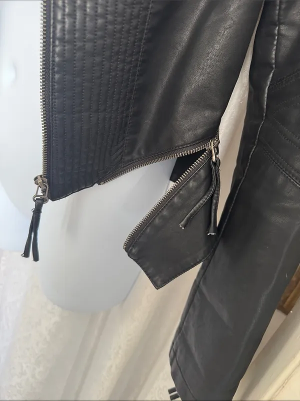 Lulu's Black Quilted Panel Leather Moto JacketSz: L - Image 7