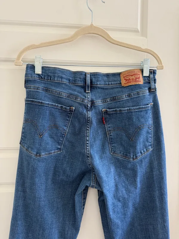 Levi’s Classic Straight Women’s Jeans in Medium Blue - Image 4