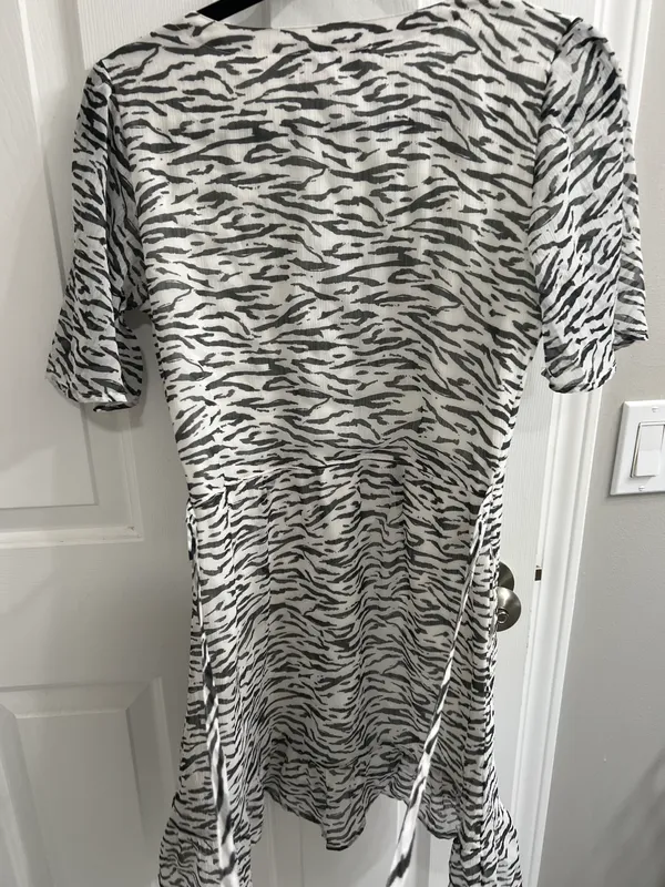 Abercrombie Gray Zebra Strip Button Front Ladies Dress - Image 7