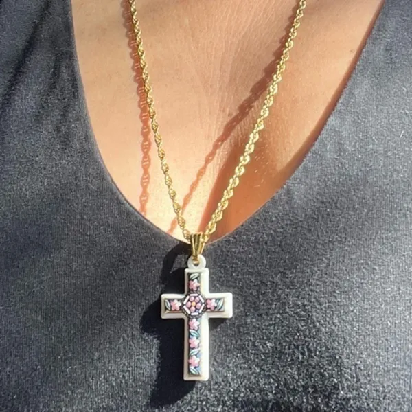 Avon Vintage White Enamel Floral Cross Necklace 24” Goldtone Rope Chain - Image 3