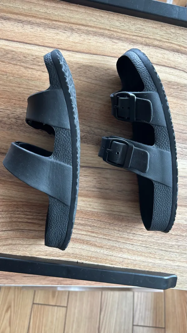 Comfortable recovery style slip on flip flop sandals - Image 3