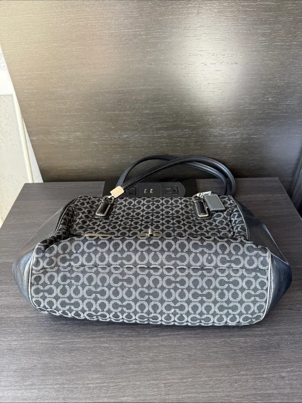 Coach Black Signature Canvas Shoulder Bag - Image 7