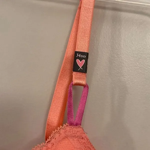 Victoria’s Secret push-up bra size 34DD - Image 3