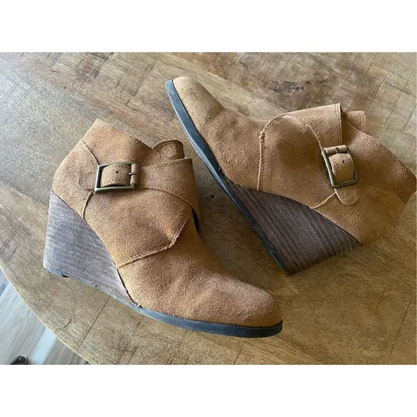 LUCKY BRAND Sumarah Monk buckle brown suede leather wedge ankle booties size 8.5 - Image 4