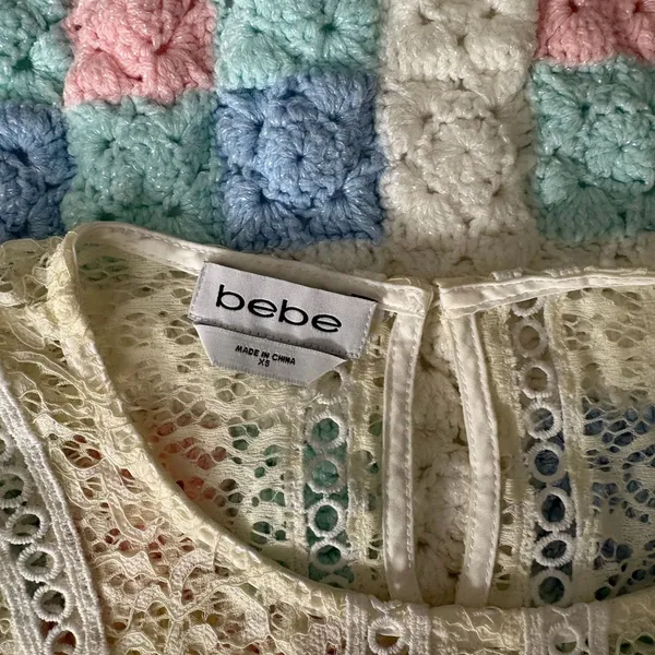 Vintage Bebe Cream Floral Sheer Lace Flutter Sleeve Peplum Top Extra Small XS - Image 6