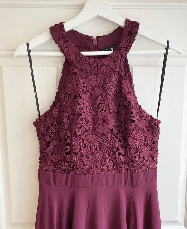 Lulu’s picture perfect burgundy lace maxi dress - Image 7
