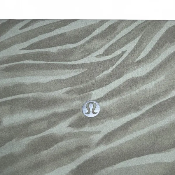 NWOT! Lululemon Athletica Align Short 8" Le Tigre Camo Green Fern Multi Size 2 - Image 6
