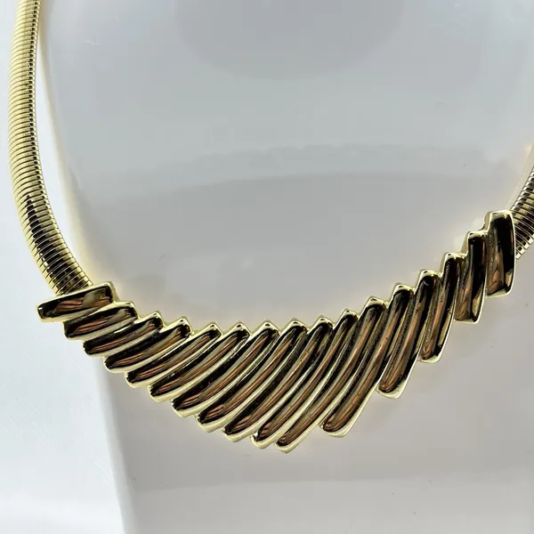VTG NWOT 1980s Polished Gold Tone Ribbed Chevron Shaped Pendant Choker Necklace - Image 4