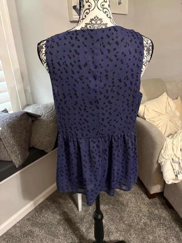 Gap size medium sleeveless top in navy blue - Image 4