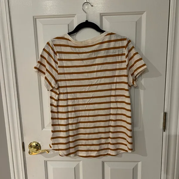 Old Navy Tshirt - Image 3