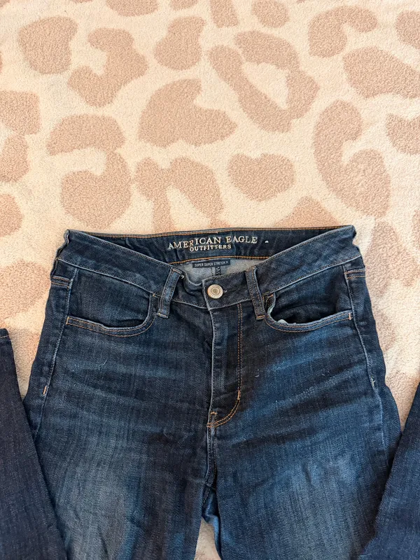 American Eagle High-Waisted Jeans - Image 2