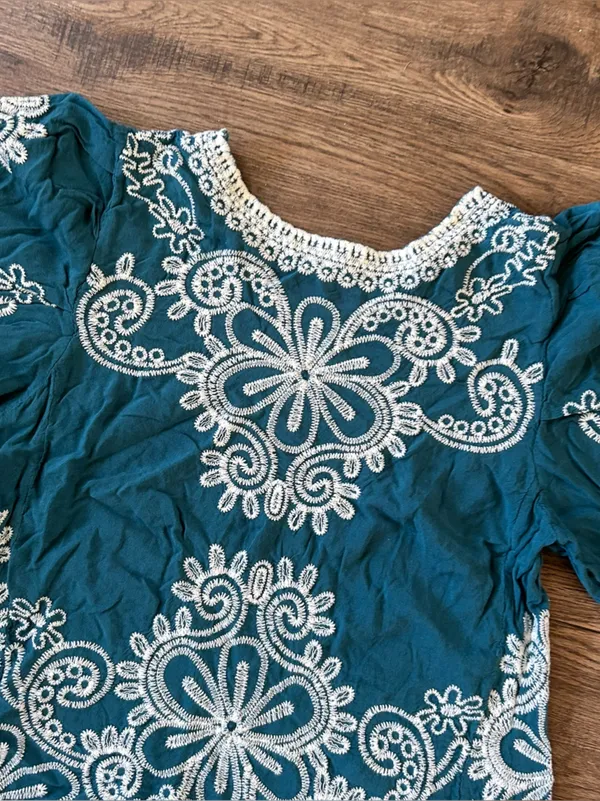Solitaire |Teal Blouse with White Embroidery sz Medium - Image 4
