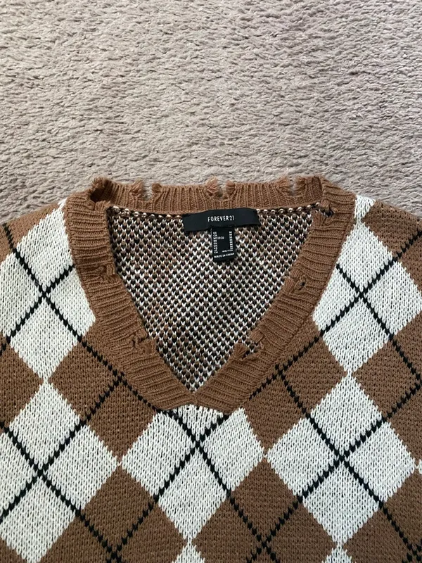 Forever 21 Brown & White Argyle V-Neck Cropped Sweater - Image 5