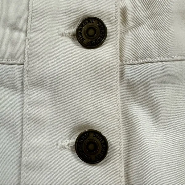 Burberry Cream color button skirt size 6 - Image 4