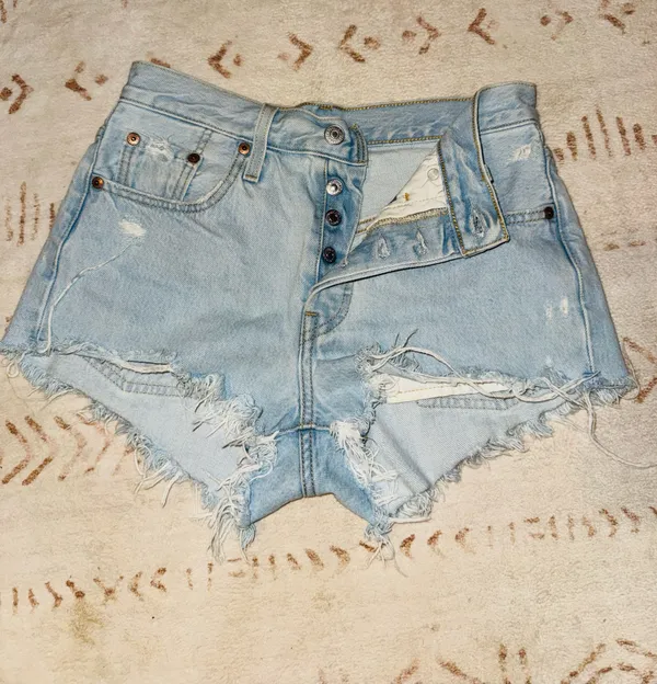 Levi’s 501 Light-Wash Distressed Denim Shorts - Image 2