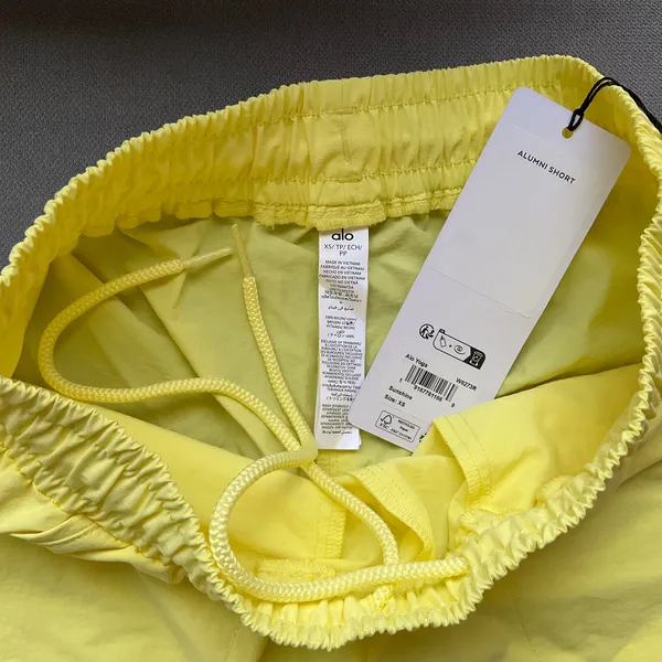 Alo Yoga Alumni Short Sunshine XS - Image 3
