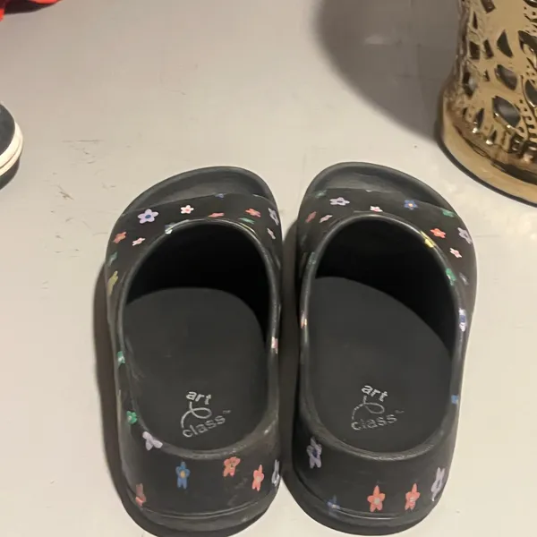 Girls’ Platform Flip-Flops – Size 13 Cute and stylish girls’ platform flip-flops in size 13. They have been gently used and are still in good overall condition. Please see the photos for details and minor signs of wear. Perfect for everyday wear, summer outfits, or casual occasions. 👡✨ - Image 4