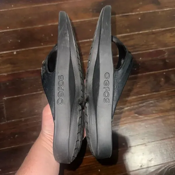 Oofos black cushioned surgery recovery black 11 flip flops - Image 3