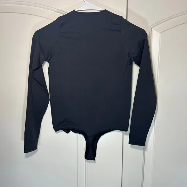SKIMS Essential Smoothing Long-Sleeve Thong Bodysuit Womens S/M Onyx Black‎ Slim - Image 4