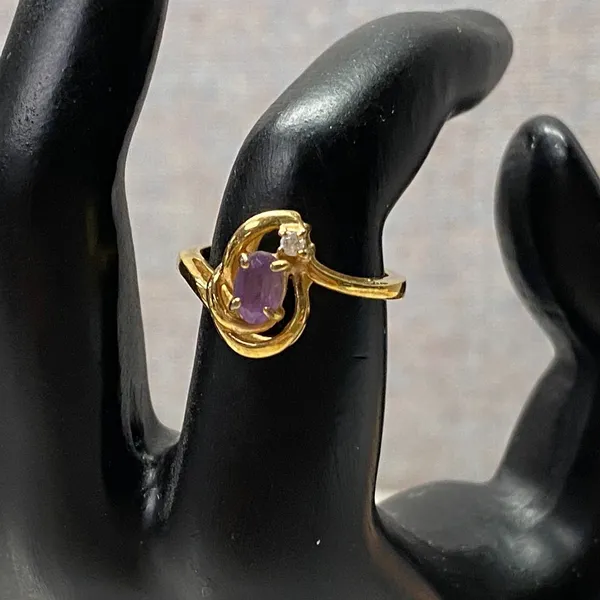 Vintage Gold Tone Taiwan Stamped Oval Amethyst CZ Swirl Fashion Ring Size 7 - Image 6
