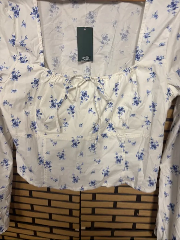 Wild fable white and blue floral top size XXL - Image 3