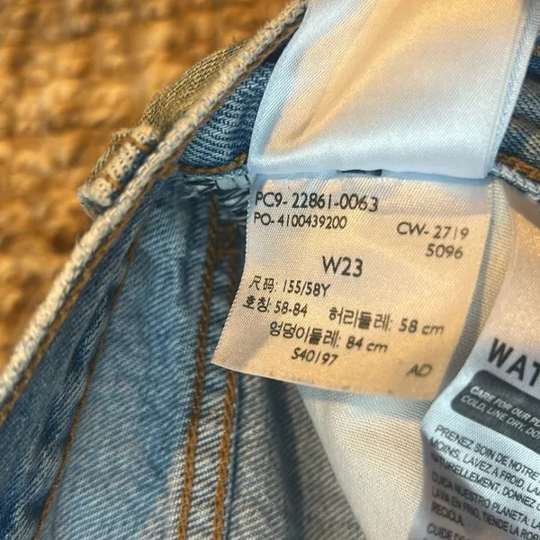 Levi’s Premium Wedgie Straight Leg Light Wash Distressed Denim Jeans Size 23 - Image 6