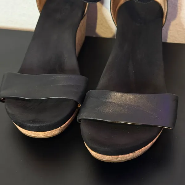 UGG Black Leather Wedge Sandals Womens 8.5 Zoe II Cork Ankle Strap 1102674 - Image 14