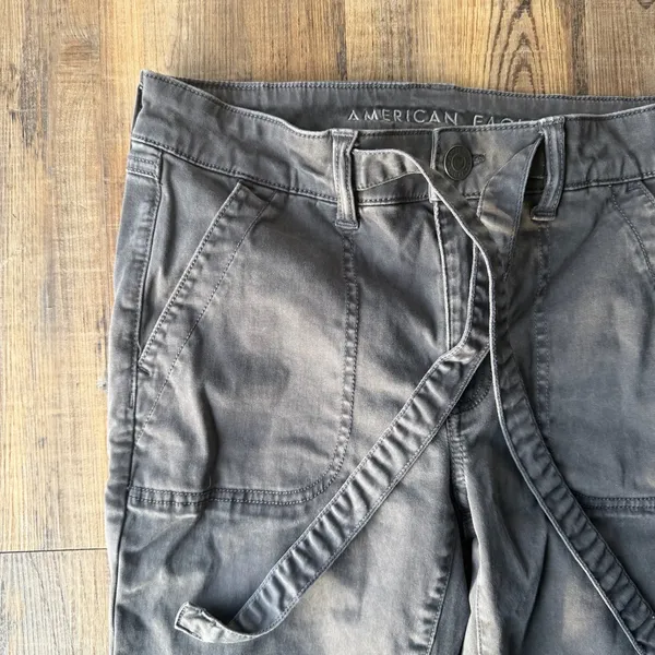 American Eagle Women’s Grey Low-Rise Cargo Jeggings Stretch Sz 8 Short - Image 2