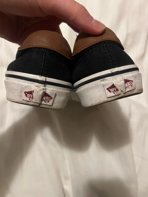 Low-Top Vans Sneakers - Image 4