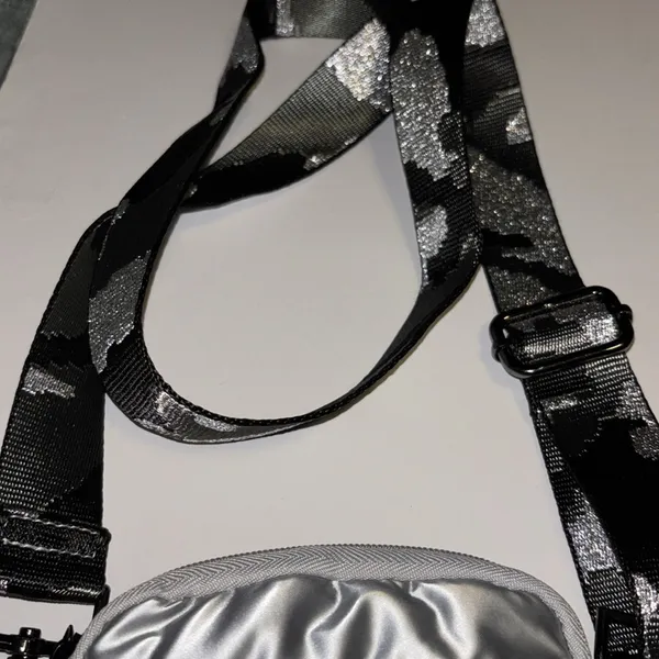 Source Unknown SILVER PUFF STYLE CROSSBODY GREAT SIZE HOLDS PHONE AND MORE FUN COLORFUL STRAP - Image 4