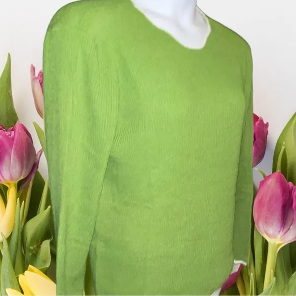 No name beautiful green white trim sweater! New - Image 6