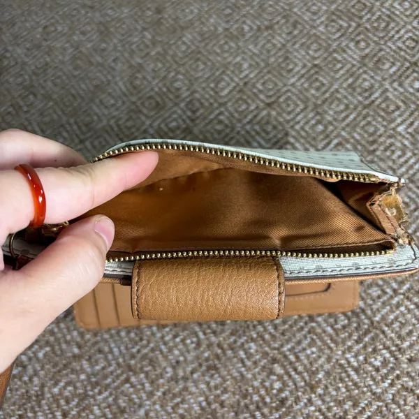 Fossil Women's Kinley Tan Bifold Wallet - Image 8