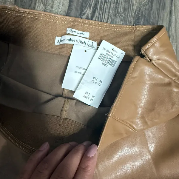 Abercrombie & Fitch Vegan Leather Pull On Leggings in Camel Tan Size Small Long - Image 2