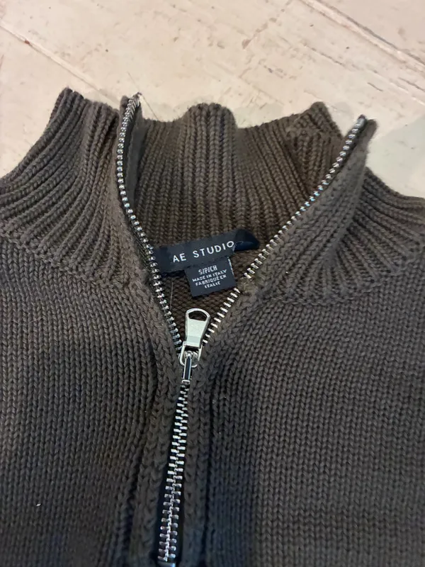 AE Studio by American Eagle Half - Image 3