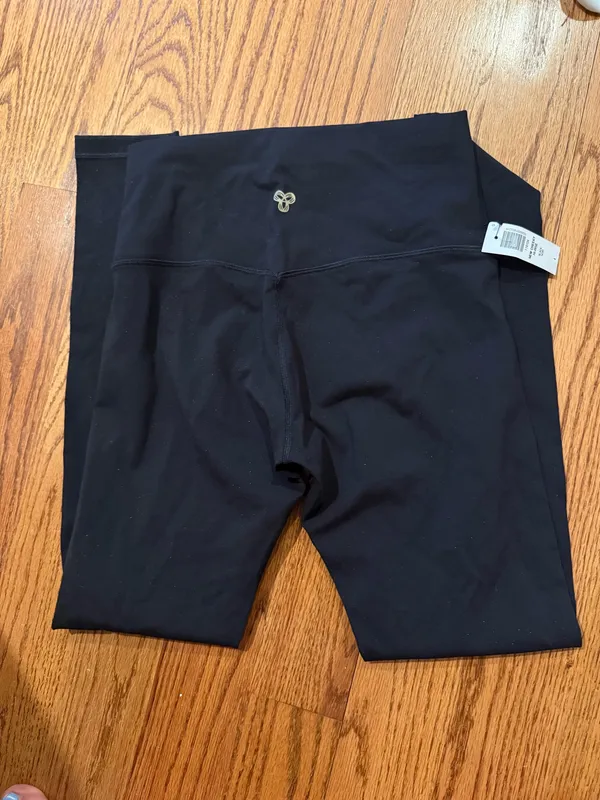 Aritzia black cheeky leggings  - Image 4